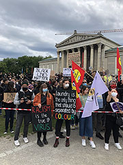 Kreative Plakate bei der Demonstration „Silent Protest – Sag Nein zu Rassismus“  -  auf dem Königsplatz (©Foto: Martin Schmitz)